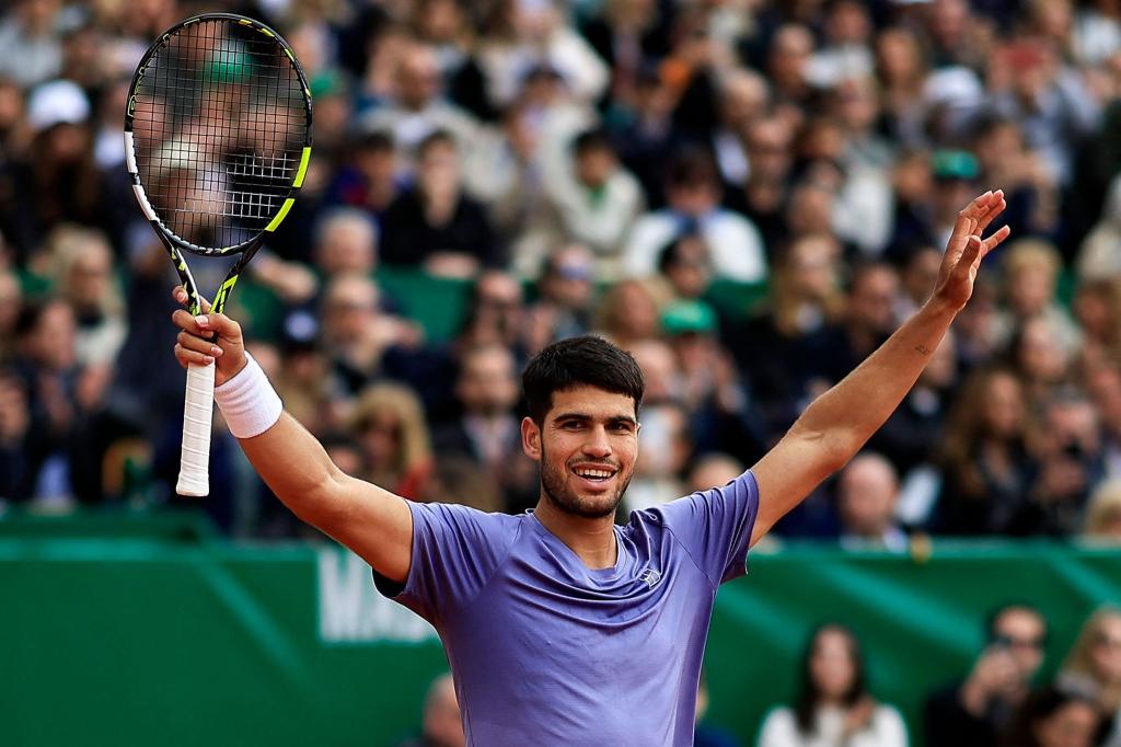Tennisstar Carlos Alcaraz feiert den Titelgewinn in Monte Carlo. - Foto: Valery Hache/AFP/dpa