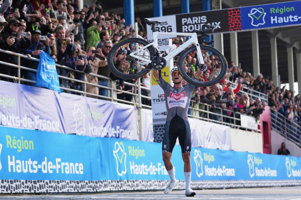 Mathieu van der Poel feiert seinen dritten Sieg in Serie. - Foto: Thibault Camus/AP/dpa