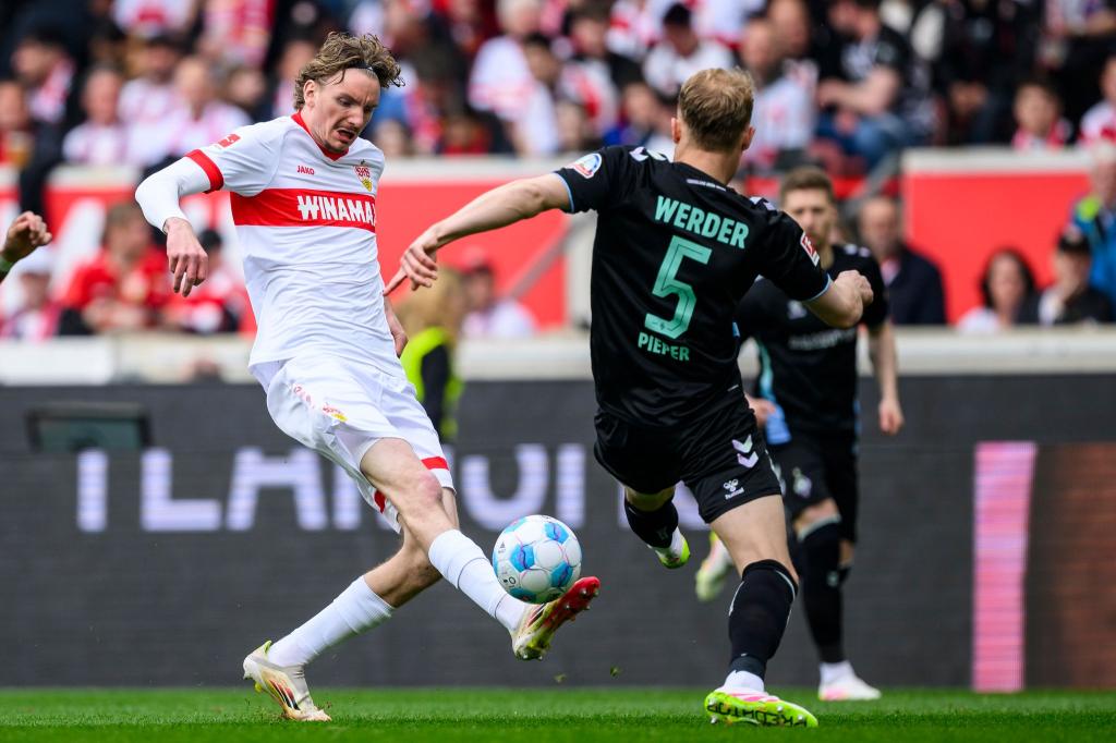 Nick Woltemade vom VfB im Duell mit Bremens Amos Pieper. Die Partie war für den Angreifer vorzeitig zu Ende. - Foto: Tom Weller/dpa