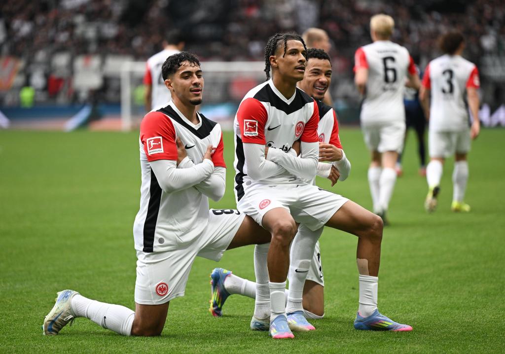 Jubel nach dem 1:0: Das Offensivtrio Chaibi, Bahoya und Ekitiké. - Foto: Arne Dedert/dpa