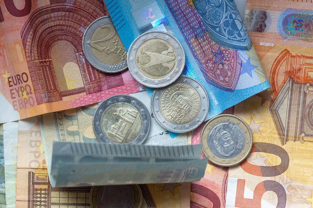 Nach Veröffentlichung des Koalitionsvertrags kursiert wieder die Behauptung, in Deutschland solle das Bargeld abgeschafft werden. - Foto: Fernando Gutierrez-Juarez/dpa