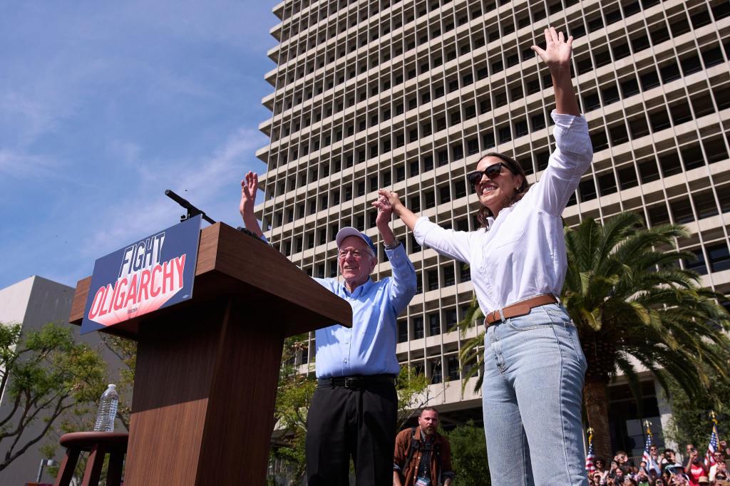 Sanders und Ocasio-Cortez bei einer gemeinsamen Veranstaltung im kalifornischen Los Angeles. - Foto: Jae C. Hong/AP/dpa