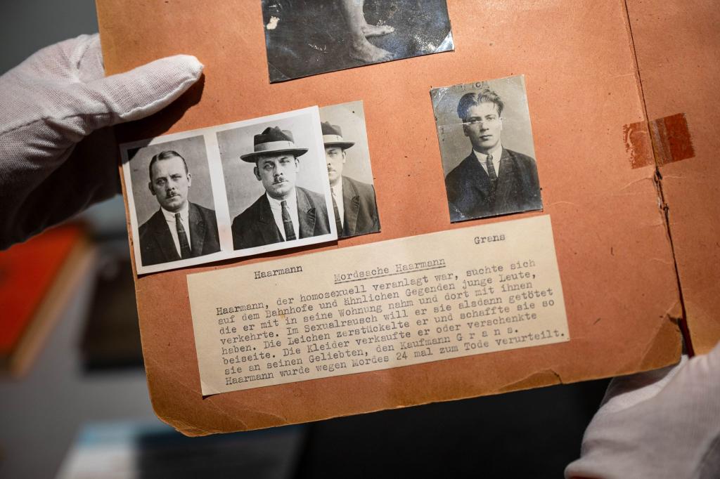 Eine Mappe im Polizeimuseum Niedersachsen gibt Einblick in die Mordsache Fritz Haarmann. (Archivbild) - Foto: Sina Schuldt/dpa