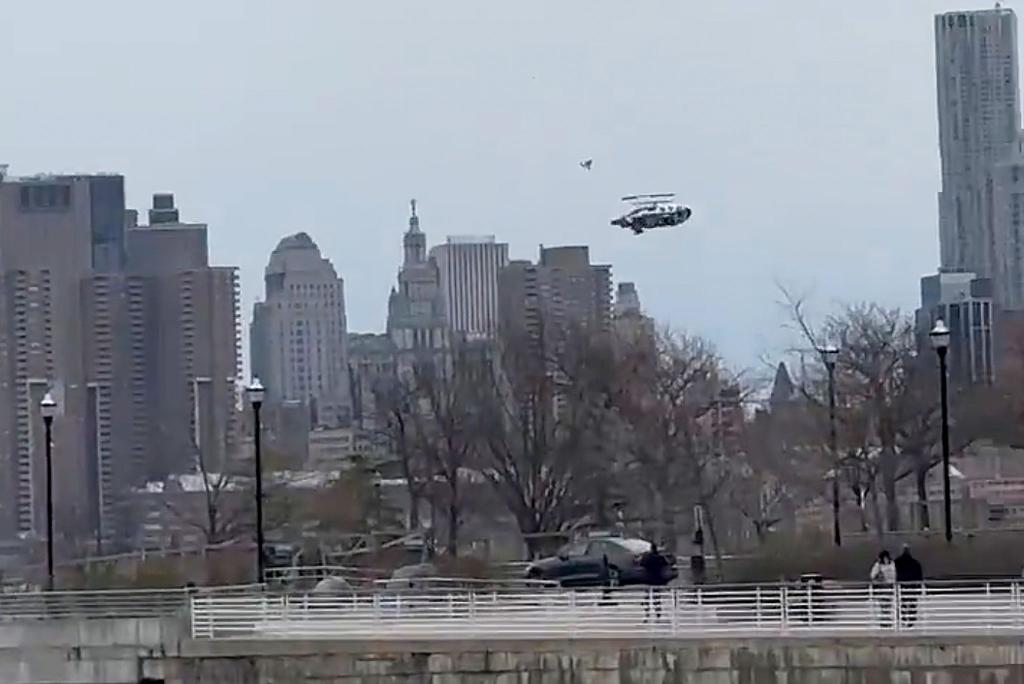 Das Unternehmen, dessen Sightseeing-Hubschrauber in den Hudson River gestürzt war, stellt den Betrieb ein. - Foto: Bruce Wall/Bruce Wall via AP/dpa