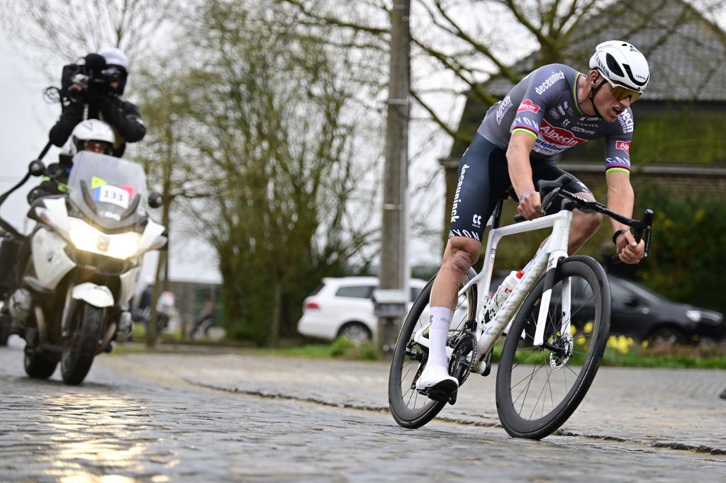 Mathieu van der Poel gewann am Sonntag Paris-Roubaix. - Foto: Dirk Waem/Belga/dpa