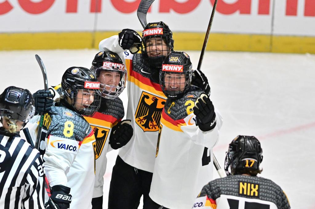 Mit dem Sieg gegen Ungarn erreichte das deutsche Eishockey-Team das WM-Viertelfinale. - Foto: Vaclav Pancer/CTK/AP/dpa