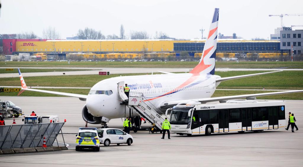 Ende März kamen 174 Afghaninnen und Afghanen mit einem Charterflug in Hannover an. (Archivbild) - Foto: Julian Stratenschulte/dpa