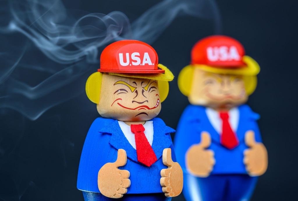 Unter Dampf: US-Präsident Donald Trump hält als Räuchermännchen Einzug ins erzgebirgische Kunsthandwerk. - Foto: Hendrik Schmidt/dpa
