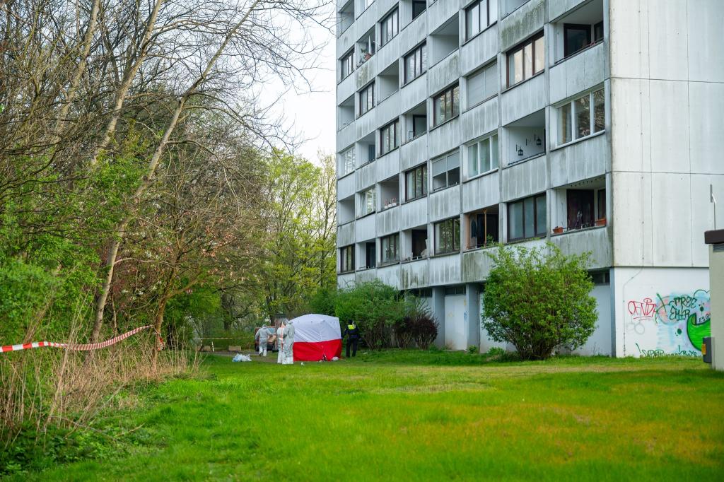 Nach dem tödlichen Sturz eines Jugendlichen untersuchen Ermittler die Umgebung des Hochhauses ab. - Foto: Jonas Walzberg/dpa