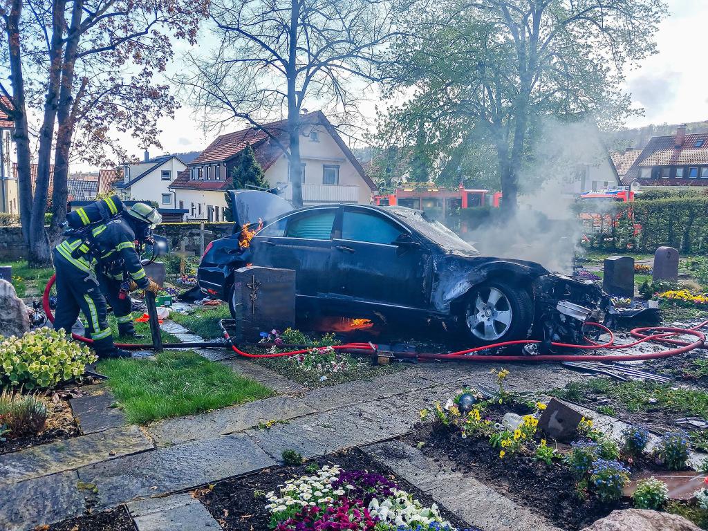 Mehrere Gräber wurden auf einem Friedhof in Gerlingen bei Stuttgart verwüstet. - Foto: Karsten Schmalz/dpa