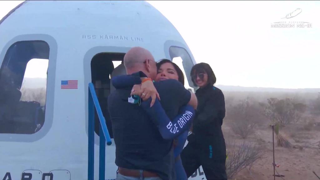 Lauren Sanchez und Jeff Bezos umarmten sich nach dem Flug. - Foto: Blue Origin/Youtube/Press Association/dpa