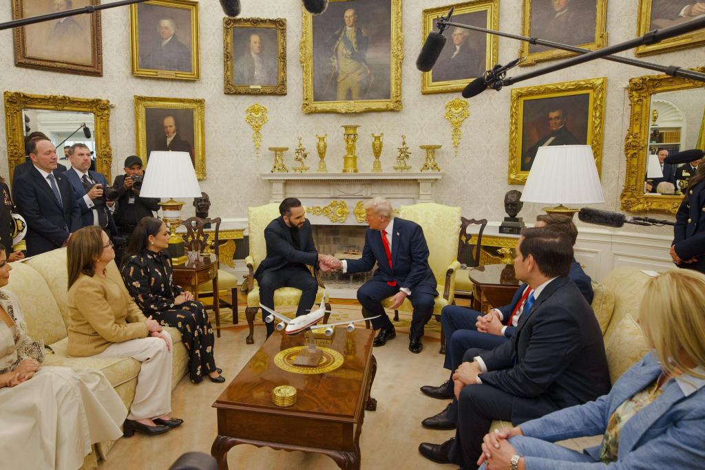 Trump beantwortet bei einem Treffen mit El Salvadors Präsident Fragen der Presse. - Foto: ---/Presidencia El Salvador/dpa
