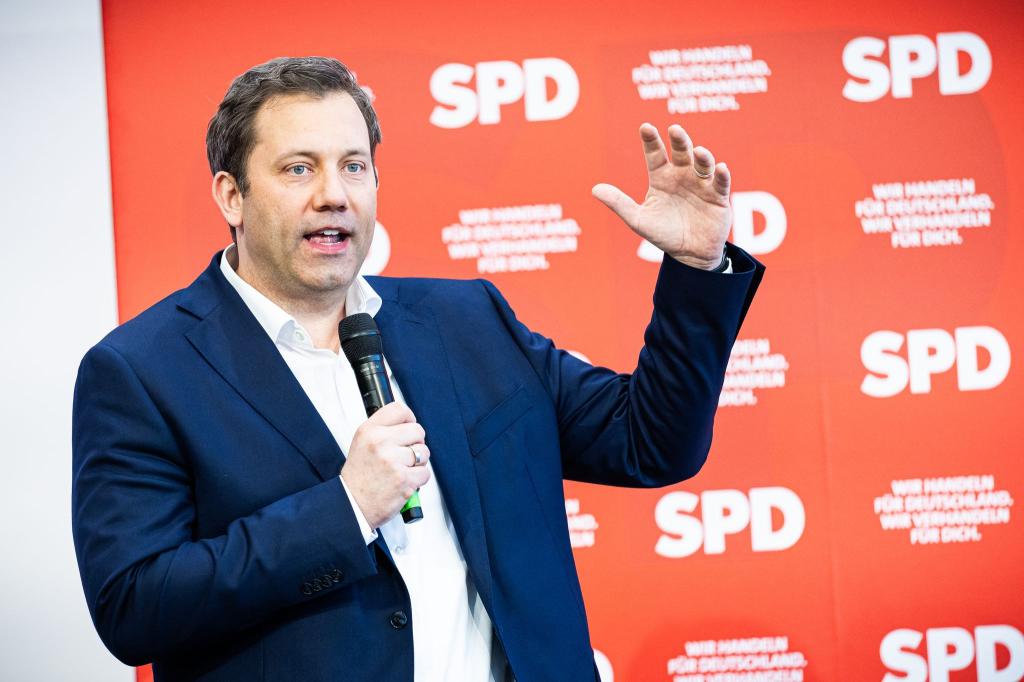 SPD-Chef Klingbeil warnt vor einem Scheitern des Koalitionsvertrags. - Foto: Moritz Frankenberg/dpa