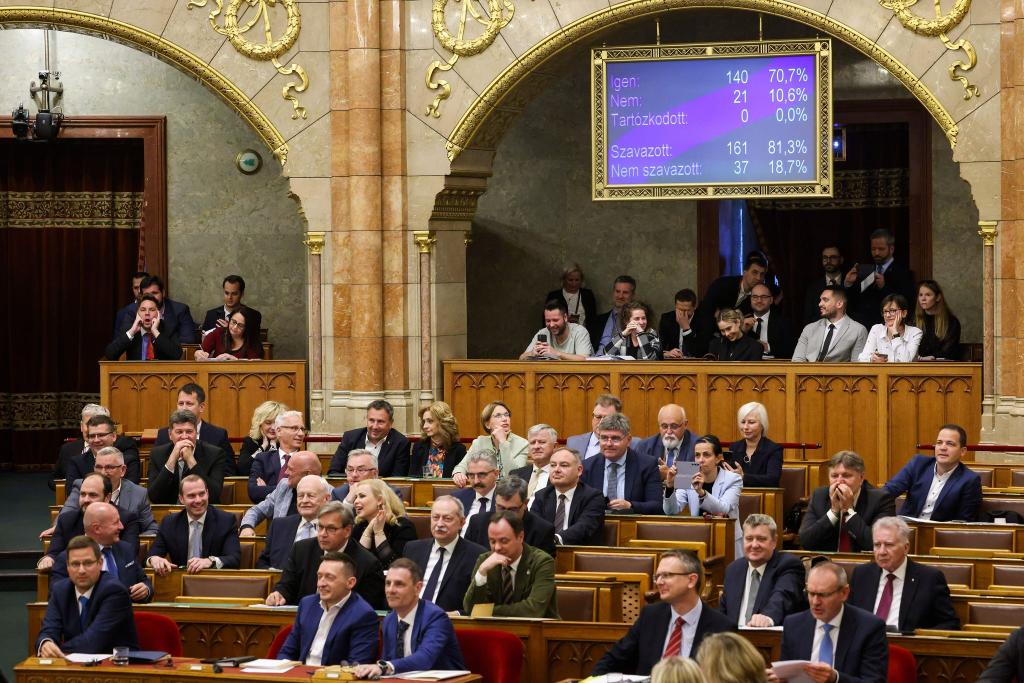 Ungarns Parlament hat eine Verfassungsänderung beschlossen, der zufolge der Mensch ausschließlich als Mann oder Frau definiert wird. - Foto: Robert Hegedus/MTI/AP/dpa