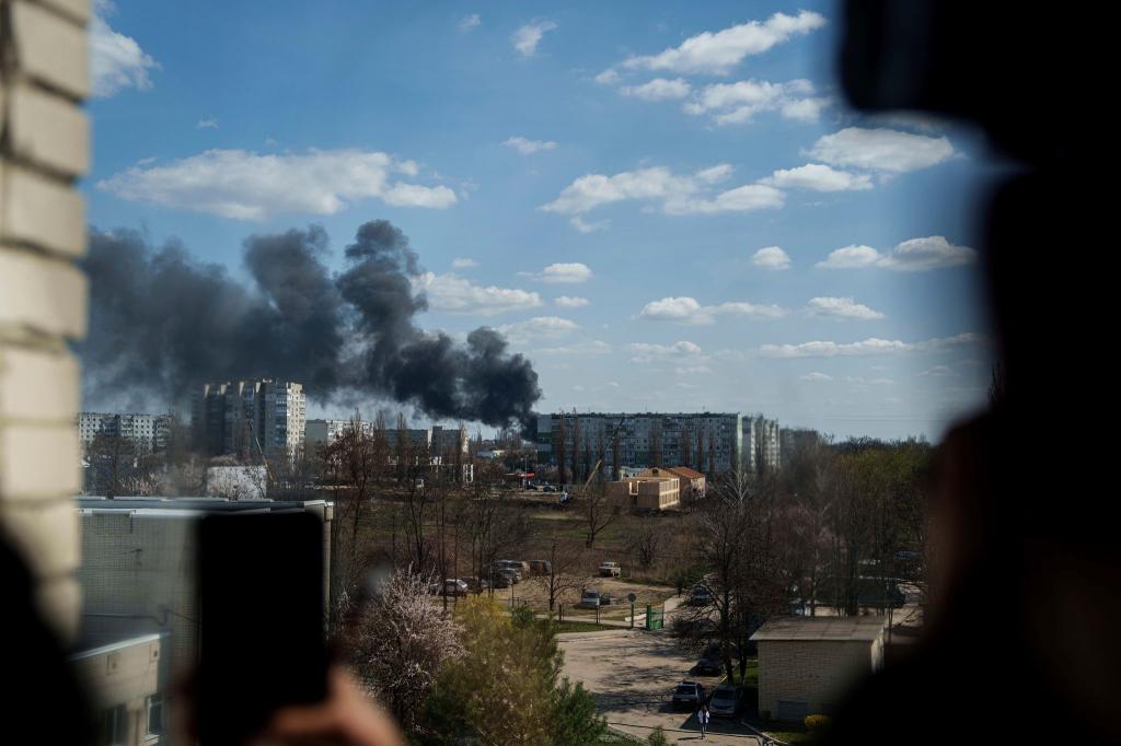 In der Stadt Sumy sollen sich zum Zeitpunkt des russischen Raketenschlags Soldaten im Zentrum versammelt haben. - Foto: Evgeniy Maloletka/AP/dpa