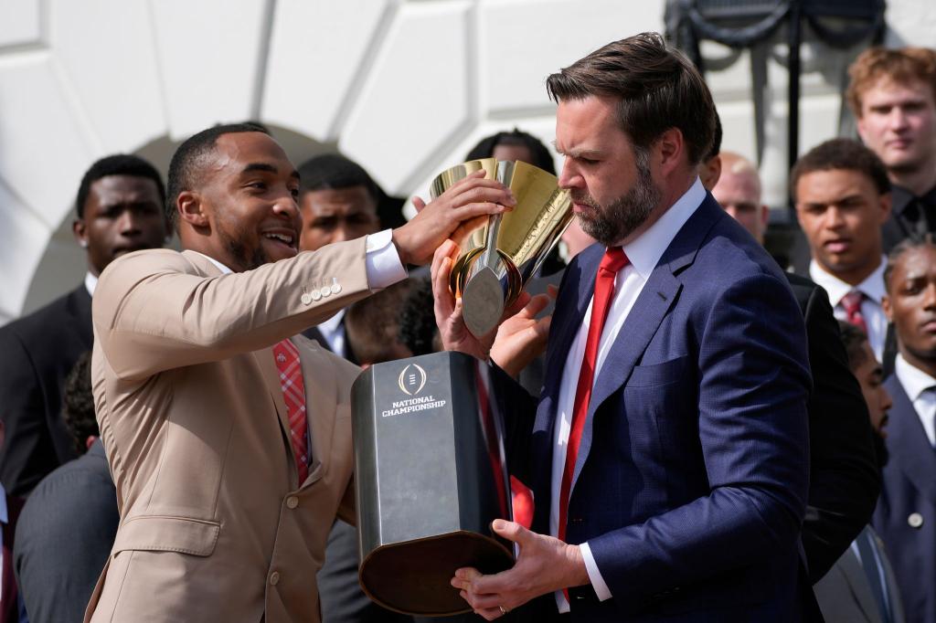JD Vance zerlegt Trophäe. - Foto: Alex Brandon/AP/dpa