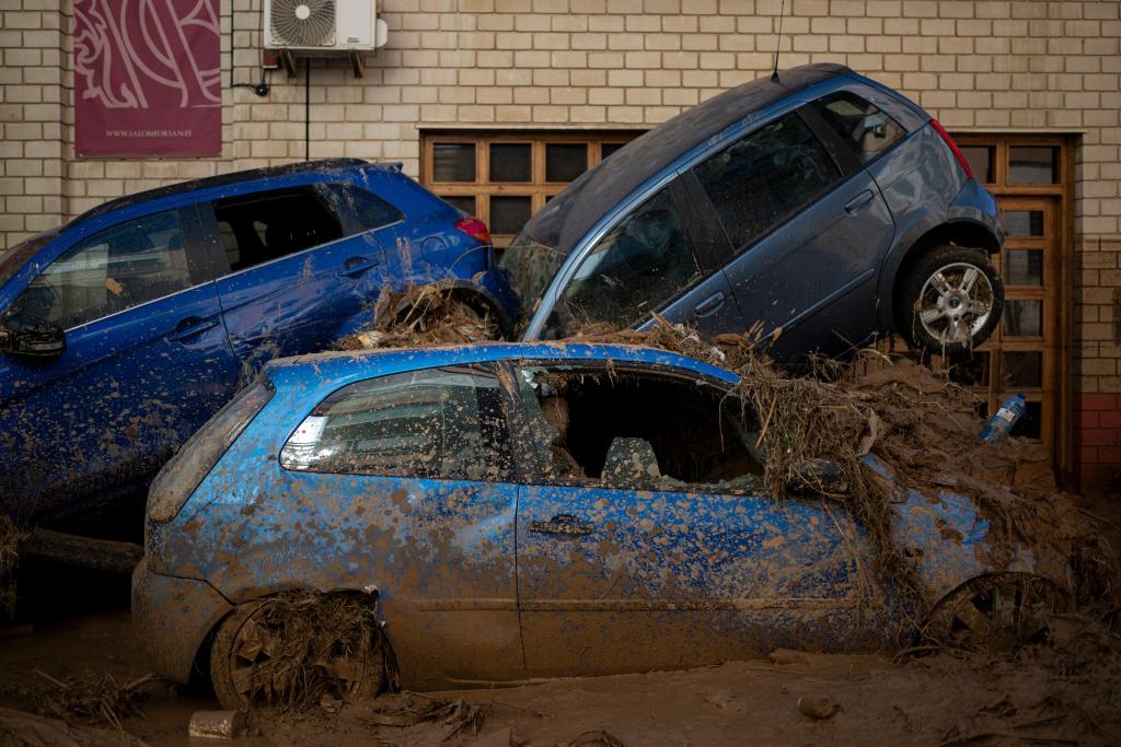 Autos stapeln sich nach Überschwemmungen in Spanien - Foto: Lorena Sopêna/EUROPA PRESS/dpa