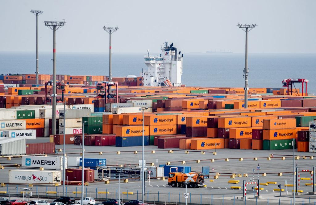 Der JadeWeserPort in Wilhelmshaven - Niedersachsen hat derzeit beim Wirtschaftswachstum die Nase vorn. (Archivbild) - Foto: Hauke-Christian Dittrich/dpa