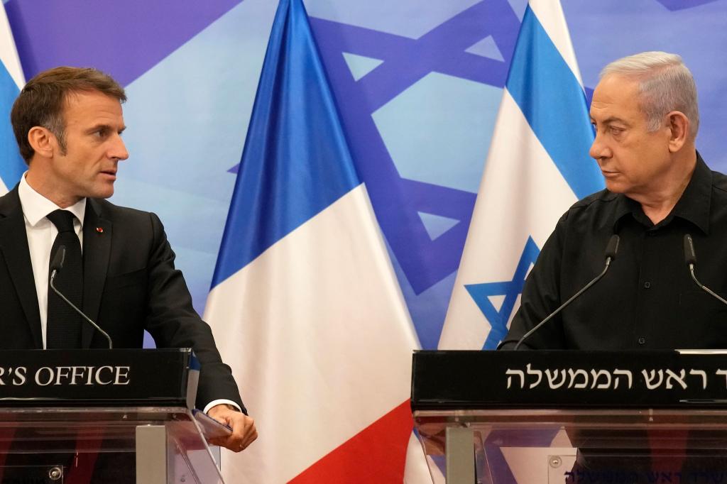Teilen mit Blick auf einen palästinensischen Staat nicht die gleiche Meinung: der israelische Ministerpräsident Benjamin Netanjahu (r) und Frankreichs Präsident Emmanuel Macron. (Archivbild) - Foto: Christophe Ena/AP/dpa
