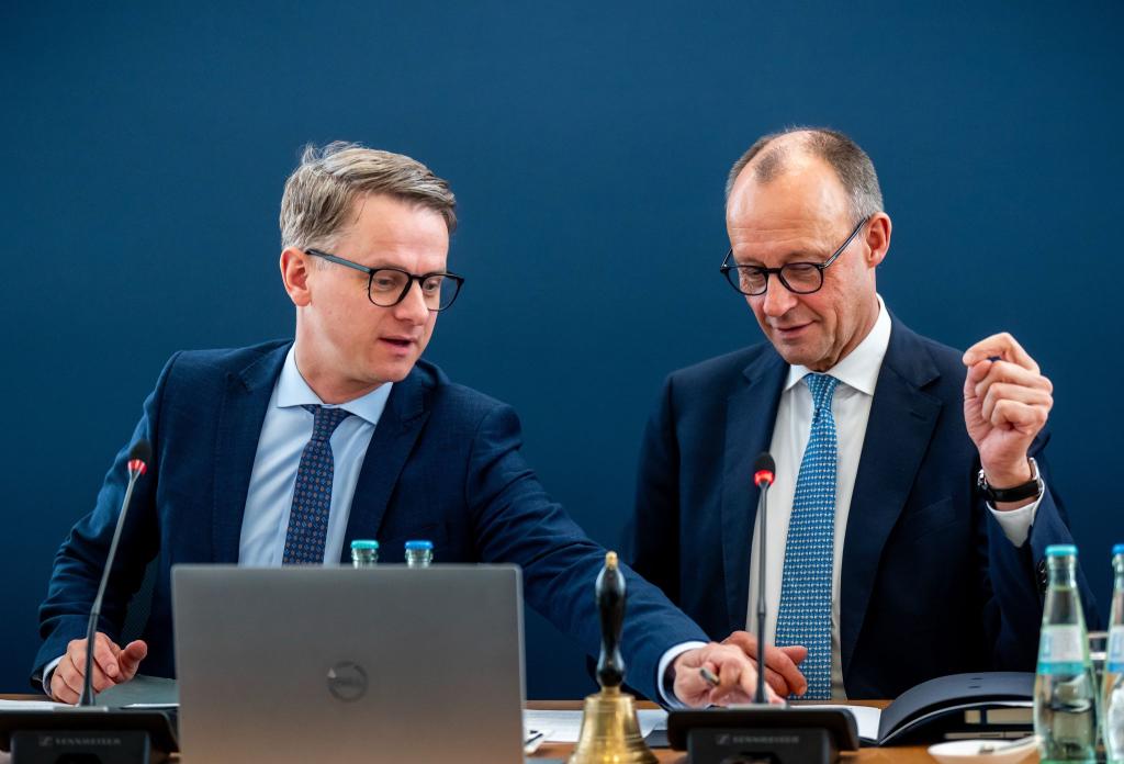 Carsten Linnemann bleibt CDU-Generalsekretär (links) und zieht nicht in eine künftige Bundesregierung unter dem absehbaren Kanzler Friedrich Merz. - Foto: Michael Kappeler/dpa