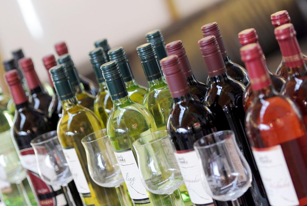 Der Konsum von Wein ist weltweit seit längerem rückläufig, aber es wird oft teurerer Wein getrunken als früher (Archivbild). - Foto: Daniel Reinhardt/dpa