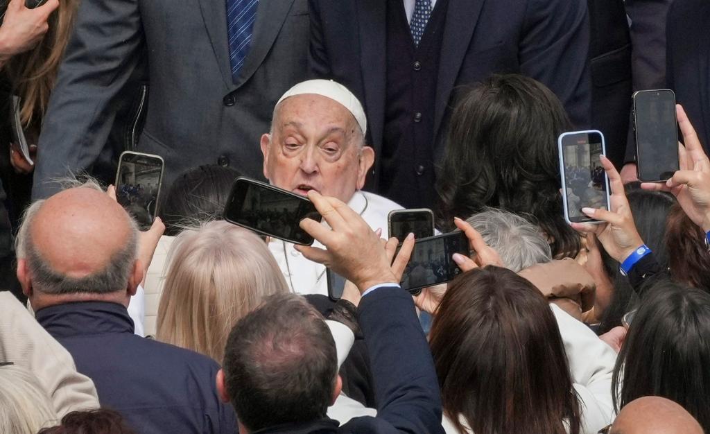 Papst Franziskus geht nach seiner Entlassung aus dem Krankenhaus immer wieder überraschend an die Öffentlichkeit. (Foto: Archiv) - Foto: Alessandra Tarantino/AP/dpa