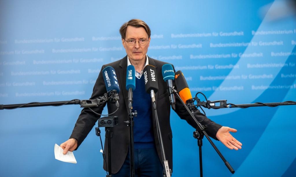 Von der elektronischen Patientenakte erhofft sich der scheidende Gesundheitsminister Karl Lauterbach (SPD) große Verbesserungen. - Foto: Michael Kappeler/dpa