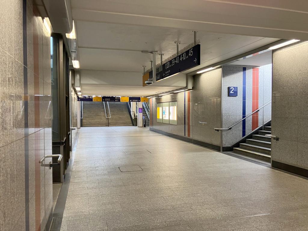 Der Fall ereignete sich im Juni 2024 im Gebäude des Hauptbahnhofs Kaiserslautern. - Foto: Wolfgang Jung/dpa