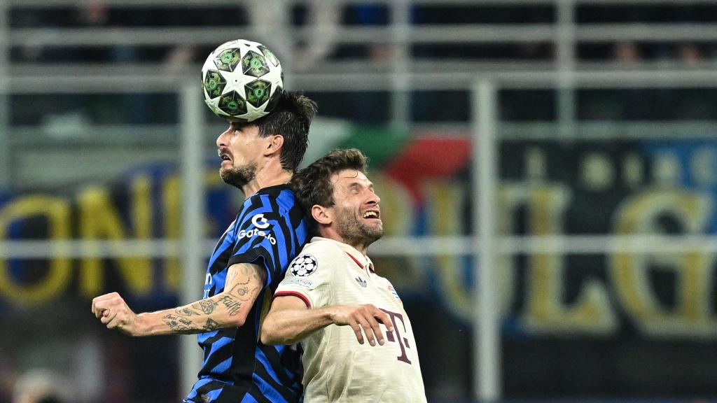 Thomas Müller (r) im Kopfball-Duell mit Mailands Francesco Acerbi. - Foto: Sven Hoppe/dpa