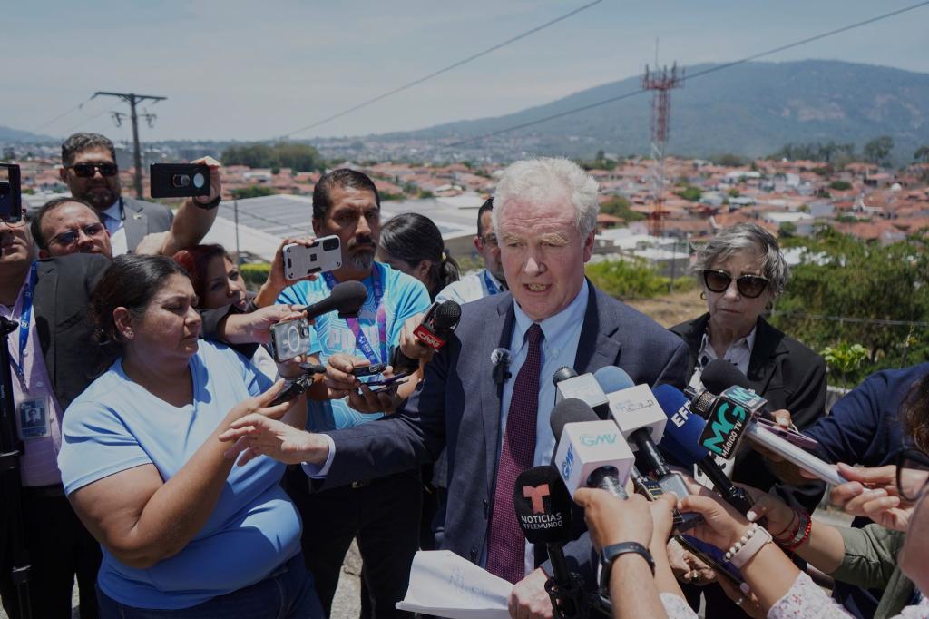 Van Hollen gibt an, die US-Regierung sage im Fall von Abrego Garcia nicht die Wahrheit. - Foto: Salvador Melendez/AP/dpa
