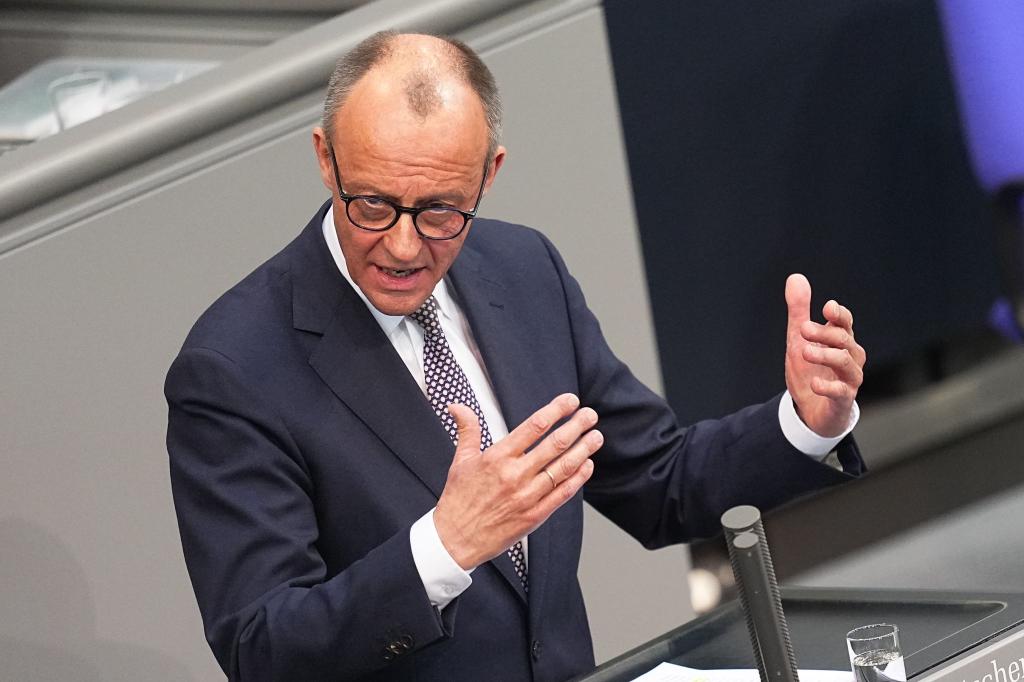 Merz plant ein rasches Arbeitsprogramm und eine verkürzte Sommerpause nach der Kanzlerwahl. (Archivbild) - Foto: Michael Kappeler/dpa