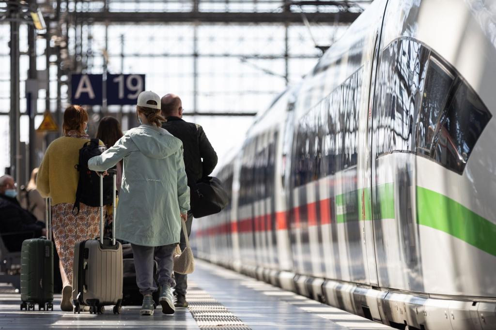 Über Ostern ist es stets voll auf den Bahnhöfen und in den Fernzügen der Deutschen Bahn. (Archivbild) - Foto: Hannes Albert/dpa