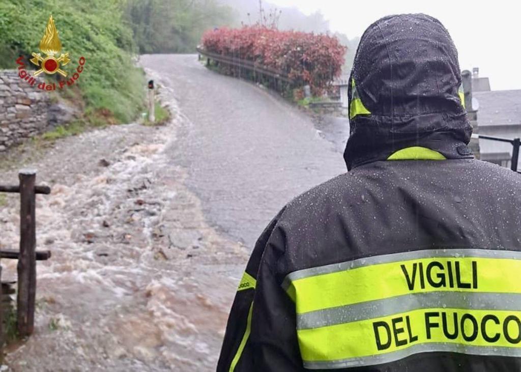 Die Feuerwehren sind wegen der heftigen Regenfälle im Großeinsatz. - Foto: Handout/Vigili del Fuoco/dpa