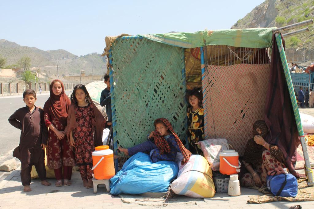 Afghanische Flüchtlinge sitzen mit ihren Habseligkeiten am Grenzübergang Torkham. (Archivbild) - Foto: Nabila Lalee/dpa