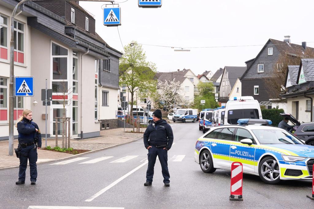 Am Donnerstag war die Polizei erneut mit einem Großaufgebot unterwegs. - Foto: Thomas Frey/dpa