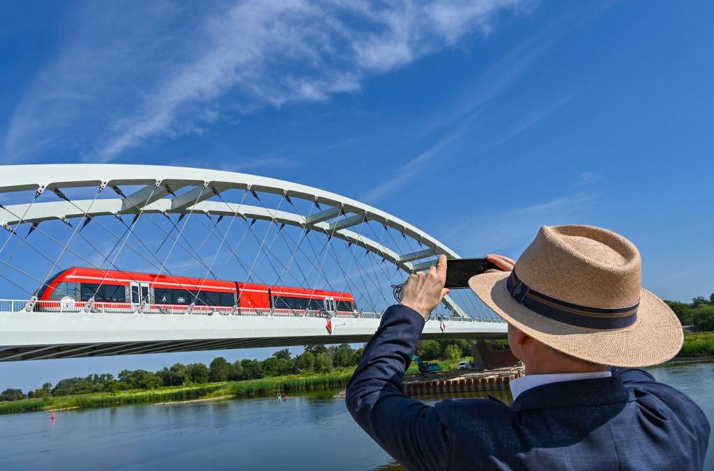 Ein Zug auf der Bahnbrücke über den Grenzfluss Oder zwischen dem polnischen Kostrzyn und auf deutscher Seite Küstrin-Kietz. Polen stellt das Fotografieren kritischer Infrastruktur unter Strafe, um sich besser vor Spionage zu schützen. (Archivbild) - Foto: Patrick Pleul/dpa