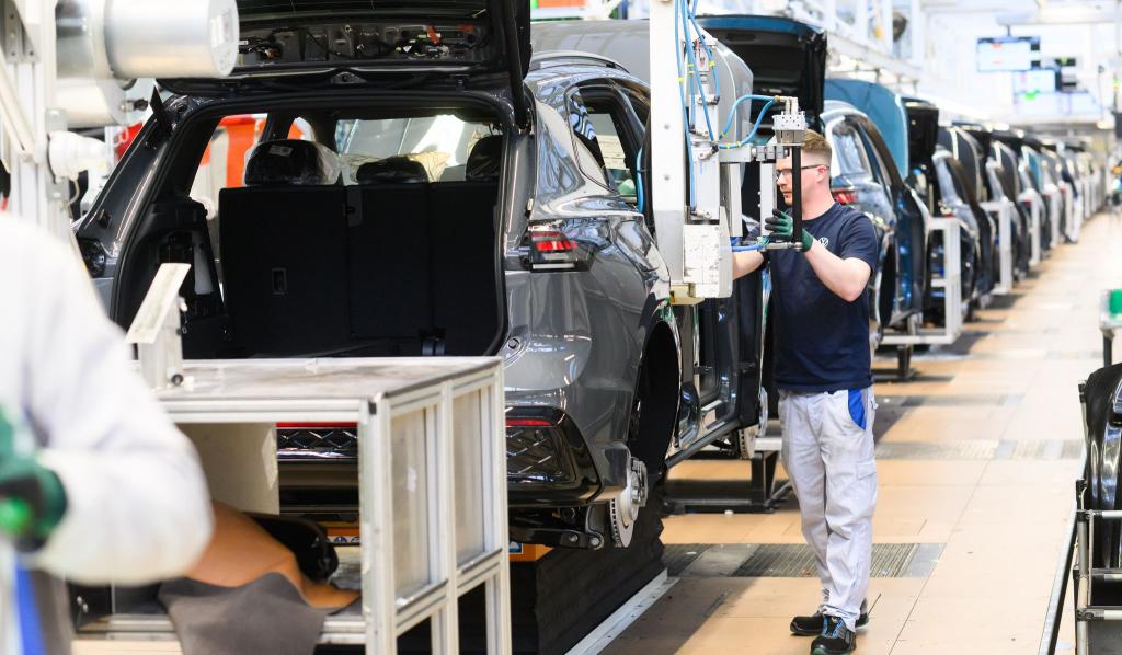 Autoproduktion in Wolfsburg: Wegen hoher Nachfrage nach den hier gebauten Verbrenner setzt VW nun Sonderschichten an. (Archivfoto) - Foto: Julian Stratenschulte/dpa