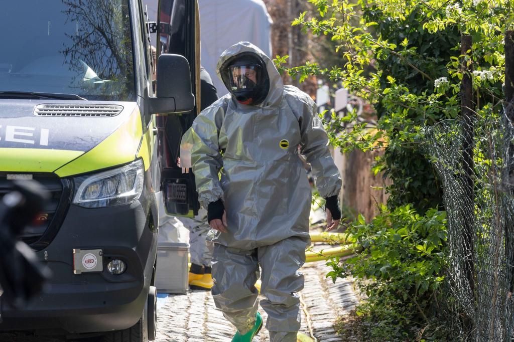 Experten des LKA betreten unter Vollschutz ein Wohnhaus in Zeithain, in dem Giftstoffe gelagert sein sollen. - Foto: Daniel Wagner/dpa