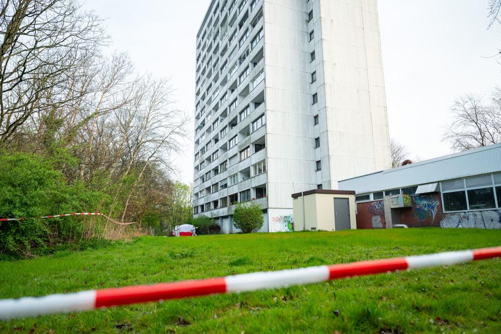 Die Polizei hat weitere Verdächtige im Zusammenhang mit dem tödlichen Sturz eines 15-Jährigen festgenommen. - Foto: Jonas Walzberg/dpa