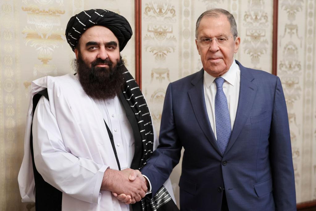 Russlands Außenminister Sergej Lawrow hatte schon vor Ende des Verbots der Taliban Kontakt mit seinem afghanischen Kollegen Amir Khan Muttaqi. (Archivbild) - Foto: ---/Russian Foreign Ministry Press Service via AP/dpa