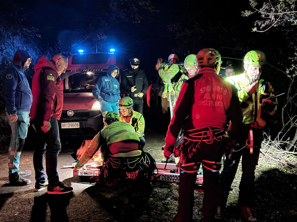 Rettungskräfte arbeiten an der Absturzstelle. - Foto: Alessandro Garofalo/undefined/LaPresse/AP/dpa