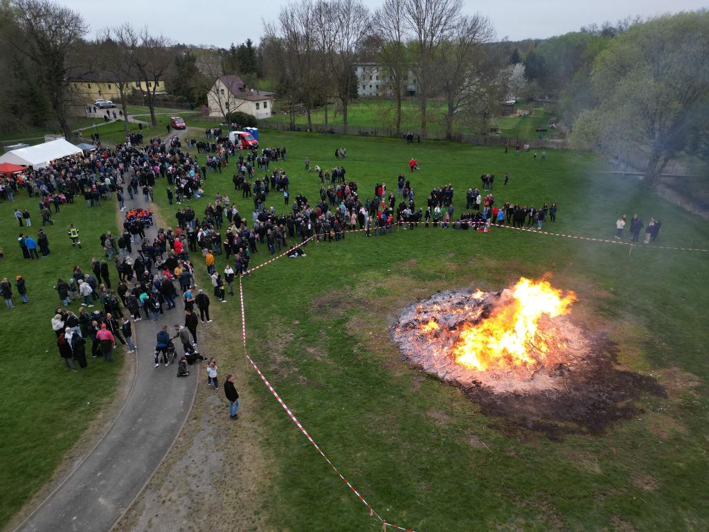 Das Wetter dürfte bei Osterfeuern mitspielen. - Foto: Matthias Bein/dpa