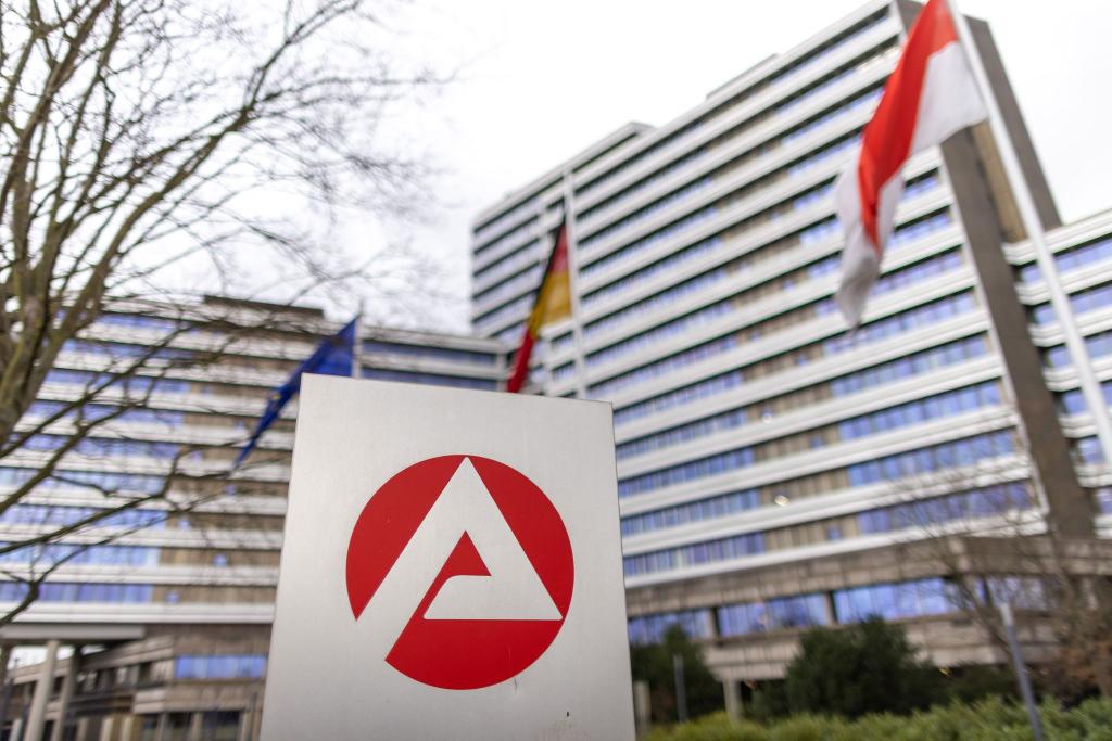 Einer Unternehmensumfrage zufolge könnten in diesem Jahr viele Menschen ihre Jobs verlieren. (Symbolbild) - Foto: Daniel Karmann/dpa