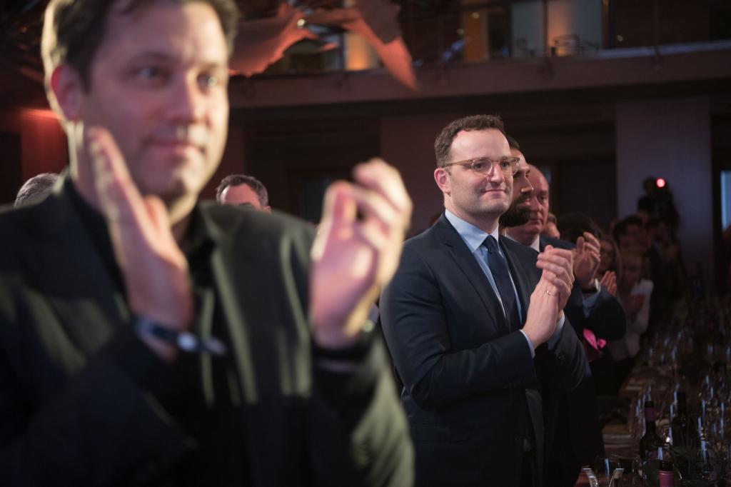 SPD-Chef Klingbeil kritisiert die von Unionsfraktionsvize Spahn angestoßene Debatte über den Umgang mit der AfD im Bundestag. (Archivfoto) - Foto: Jörg Carstensen/dpa
