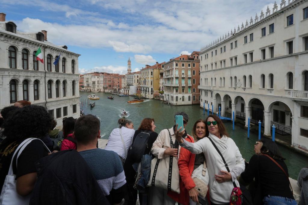 Seit diesem Karfreitag werden für Tagestouristen bis zu zehn Euro fällig. - Foto: Antonio Calanni/AP/dpa