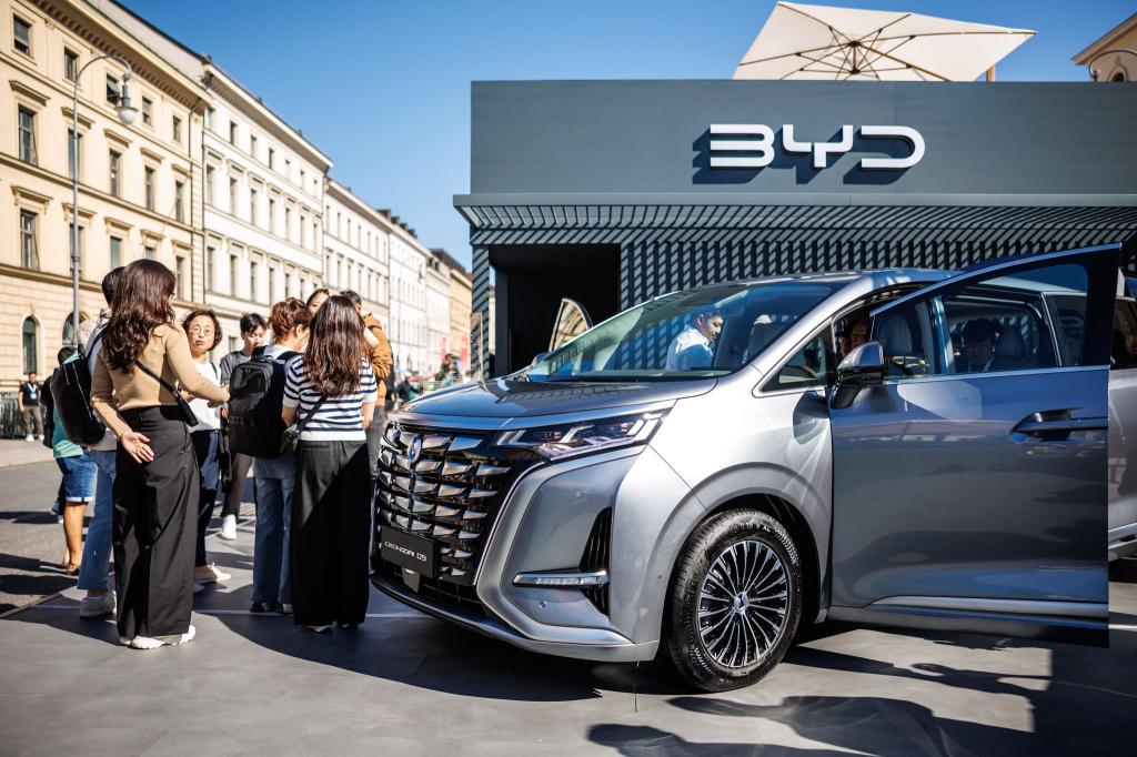 Ein Fahrzeug des chinesischen Herstellers BYD bei der letzten IAA in München. Auf deutschen Straßen sind sie noch sehr selten. - Foto: Matthias Balk/dpa