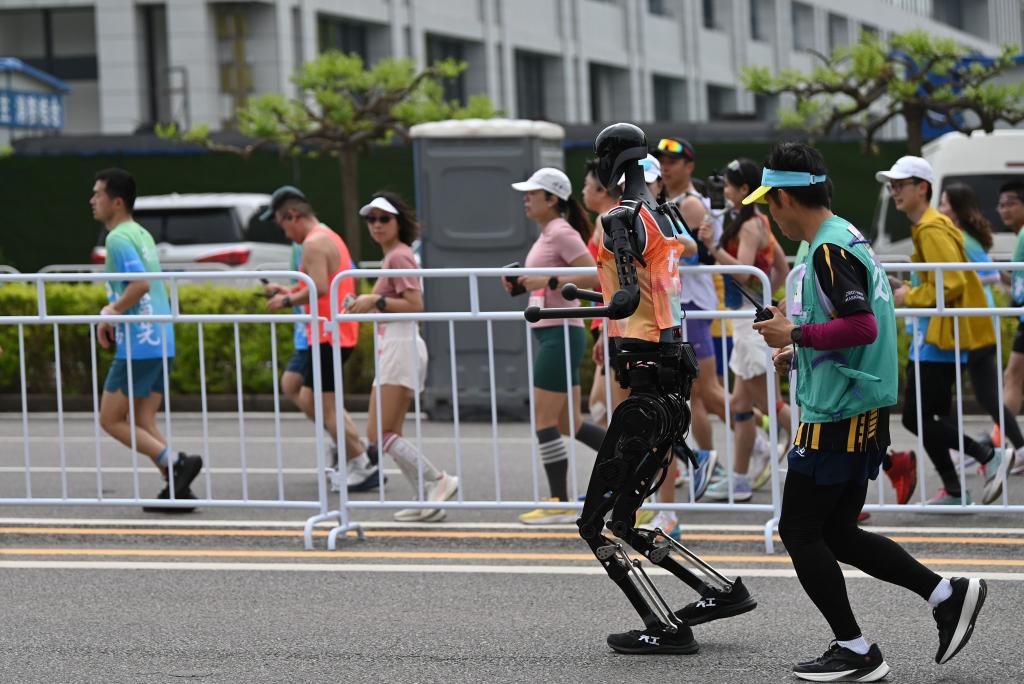 In Peking sind Humanoide bei einem Halbmarathon gegen Menschen gelaufen. - Foto: Johannes Neudecker/dpa