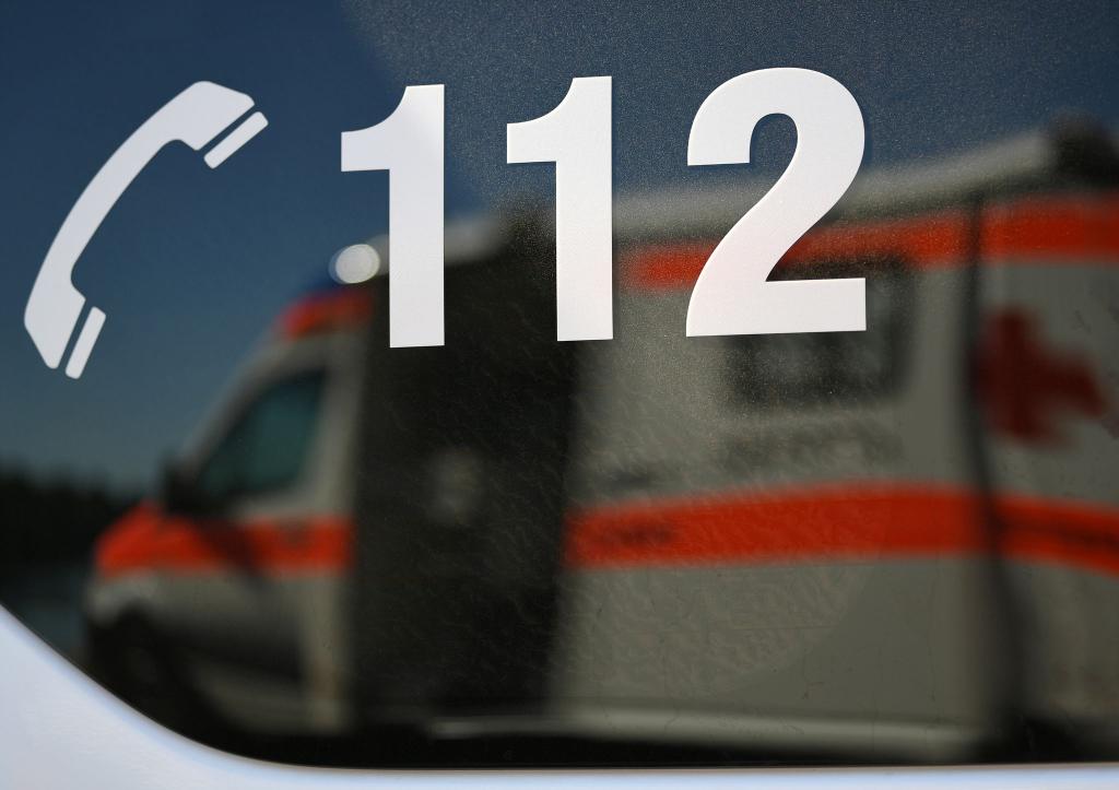Der Mann stürzte aus etwa 10 Metern Höhe. (Symbolbild) - Foto: Patrick Seeger/dpa