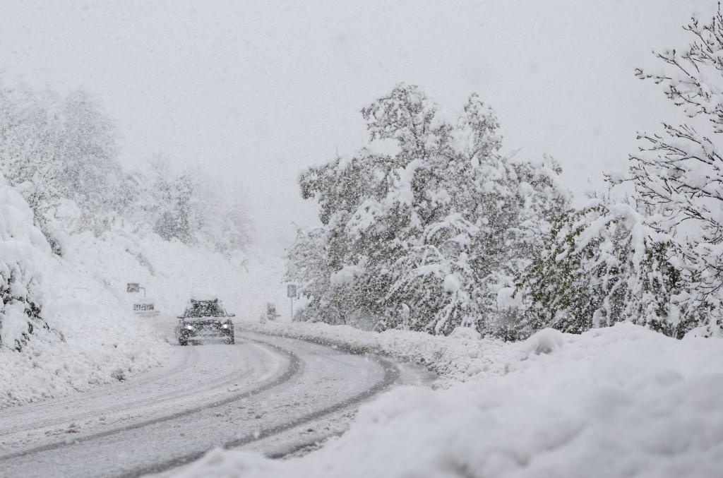 Nach dem starken Schneefall normalisiert sich die Lage in der Schweiz - Foto: Alessandro Della Valle/KEYSTONE/dpa