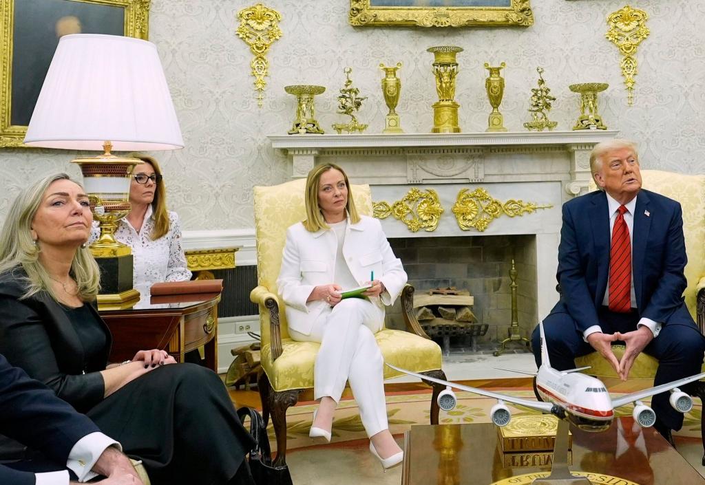 Die italienische Übersetzerin Valentina Maiolini-Rothbacher (2. von links) hatte im Weißen Haus einen Aussetzer. - Foto: Alex Brandon/AP/dpa